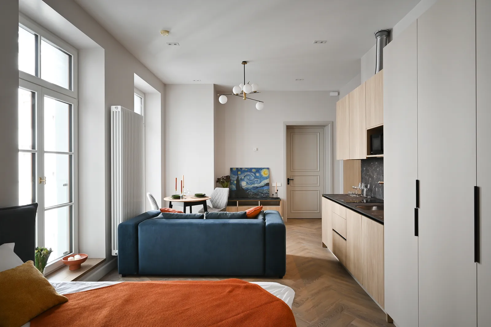 Studio apartment at HIDE with bed, sofa, dining table and kitchen